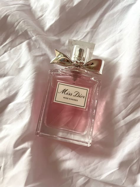 Koleksi Parfum, Her Perfume, Dior Girl, Pink Perfume, Fragrances Perfume Woman, Dior Perfume, Perfume Collection Fragrance, Dior Makeup, روتين العناية بالبشرة