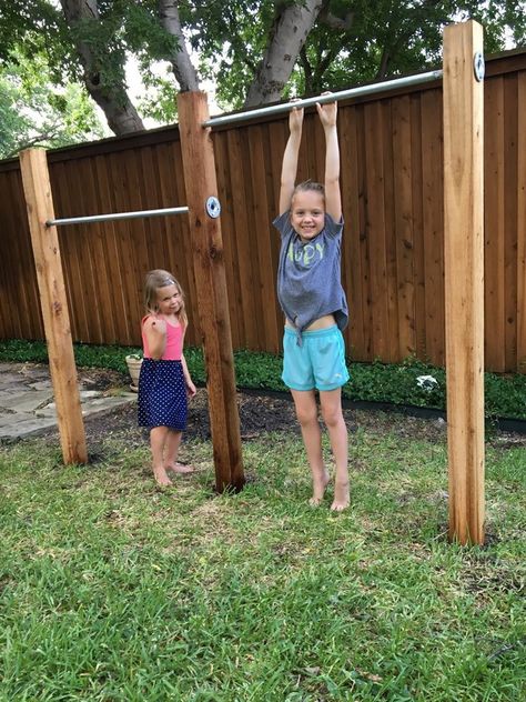 Homemade Monkey Bars, Diy Gymnastics Bar, Diy Jungle Gym, Diy Monkey Bars, Backyard Jungle Gym, Backyard Gym, Gym Bar, Kids Backyard, Diy Playground