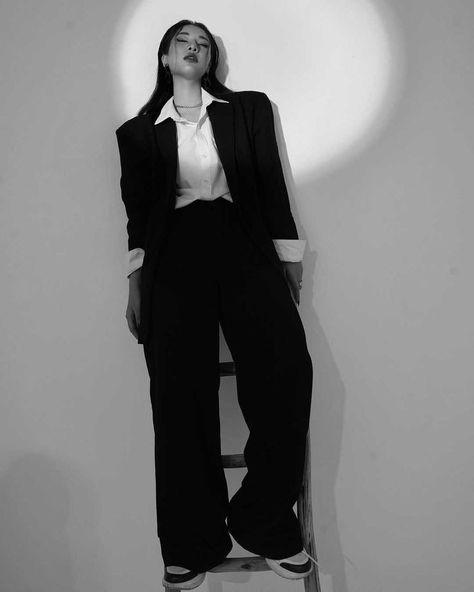 Woman Suit Aesthetic Dark, Suits For Women Tomboys, Black Woman Suit Aesthetic, Black Suit For Women Photoshoot, Women In Suits Poses, Suit Woman Photoshoot, Women In Black Suits Aesthetic, Women In Baggy Suits, Girl Suits For Prom