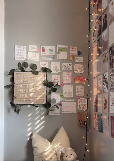 Christian Dorm Room Decor, Christian Girl Room Decor, Christian Wall Decor Bedroom, Bible Room Decor, Christian Dorm Decor, Prayer Wall Aesthetic, Christian Room Aesthetic, Christian Girl Room Aesthetic, Christian Room Decor Ideas