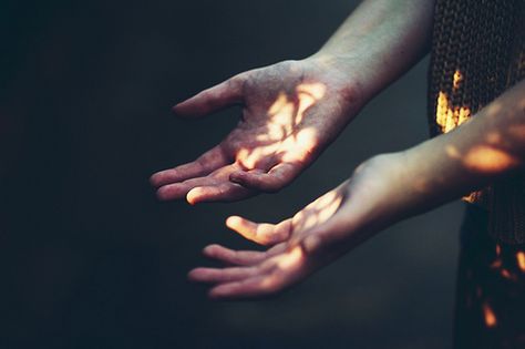 Hand Photography, Hand Reference, Foto Art, Chiaroscuro, 인물 사진, Dragon Age, Writing Inspiration, Light And Shadow, Character Inspiration