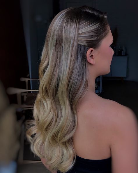 Para quem ama o cabelo meio preso e meio solto aqui vão alguns penteados para te inspirar. 😍✨ Você prefere o penteado Hair Do Simple, Hair Down Hairstyles, Cute Hairstyles Ideas, Hairstyle For Prom, Peinados Hair Styles, Bridesmaid Hair Makeup, Wedding Day Makeup, Short Wedding Hair, Short Hair Styles Easy