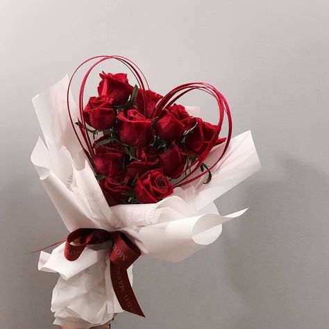 Natural Flower Centerpieces, Bouquet Flowers Wedding, Rose Flowers Bouquet, Graduation Flower Bouquet, Valentines Day Flowers, Red Flower Bouquet, Valentine Flower Arrangements, Balloon Bouquet Diy, Diy Bouquet Wrap