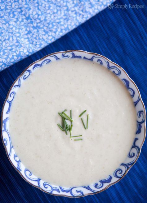 Cool, refreshing, and filling, this classic Spanish white gazpacho is made with bread, almonds, cucumbers, grapes, olive oil, and garlic. White Gazpacho Recipe, White Gazpacho, Summer Soup Recipes, Gazpacho Soup, Cold Soups, Gazpacho Recipe, Chilled Soup, Almond Chicken, Zucchini Soup