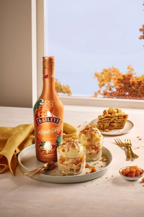 Baileys's New Limited-Edition Apple Pie Irish Cream Liqueur Oreo Drink, Baileys Recipes Drinks, Colada Drinks, Baileys Drinks, Liqueur Drinks, Baileys Recipes, Spicy Drinks, Pretty Alcoholic Drinks, Recipe Drawing