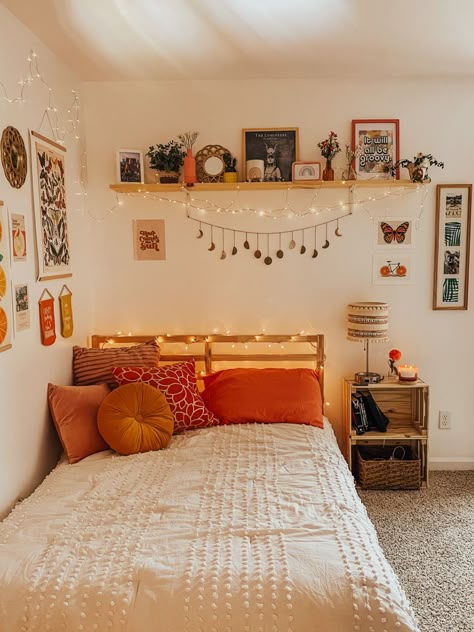 boho dorm room  aesthetic boho dorm room  green boho dorm room  decor cozy boho dorm room  pink boho dorm room  designs boho dorm room  wall decor Green And Orange Dorm Room, Cozy Dorm Room Ideas Boho, Pink Boho Dorm Room, Orange Boho Room, Interior Design Dorm Room, Orange Dorm Room Ideas, Vintage Room Ideas 70s, Dorm Room Designs Boho, Flower Dorm Room