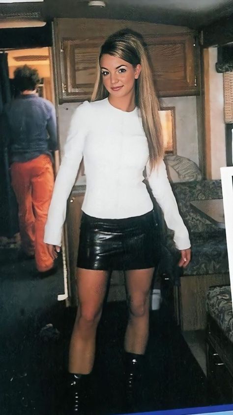 young britney spears rocking this outfit Britney Spears Costume, Britney Spears 2000s, Britney Spears 2000, Britney Spears Outfits, Britney Spears Pictures, 2000s Outfit, I Did It Again, Outfits 2000s, Early 2000s Fashion