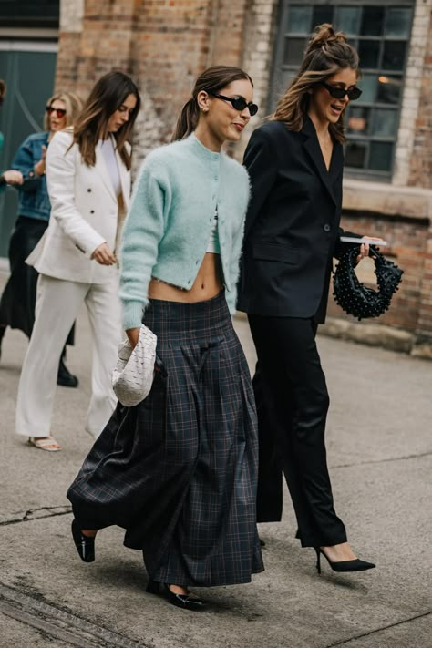 The Best Street Style Photos From the Resort 2024 Shows in Sydney | Vogue Street Business Style, Vogue Street Style 2023, Aw24 Street Style, Cphfw 2024 Street Style, Street Chic 2024, Cool Street Fashion 2023, Street Wear 2024, Street Style 2024 Spring, Street Style Spring 2024