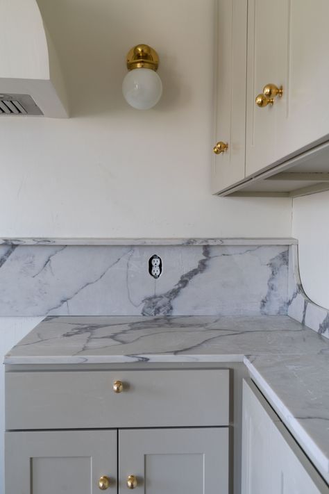 Quartz Backsplash With White Cabinets, Quartz Looks Like Marble, Classic Backsplash Kitchen, Kitchen Quartz Backsplash, Quartz Backsplash Kitchen, Quartz Countertops And Backsplash, Slab Backsplash, Heritage Kitchen, The Grit And Polish