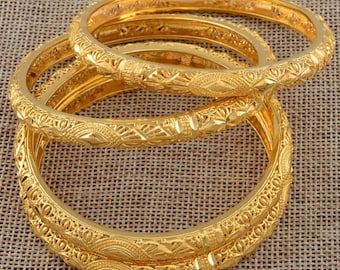 Dubai Gold Bangles, Plain Gold Bangles, Solid Gold Bangle, Latest Jewellery Designs, Dubai Gold Jewelry, Gold Bangles For Women, Gold Bangle Set, Bangles Gold, Bangles And Bracelets