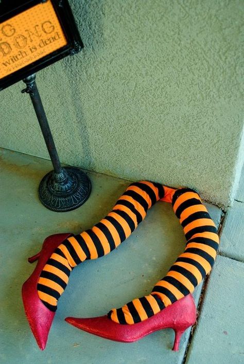 .ding dong the witch is dead......Good idea for next Halloween Homemade Outdoor Halloween Decorations, Porche Halloween, Scary Halloween Decorations Diy, Halloween Diy Outdoor, Halloween Office, Witch Legs, Halloween Decorations Diy Outdoor, Witch Diy, Halloween Front Porch