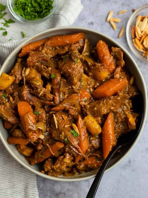 Slow Cooker Lamb Tagine (Moroccan Lamb Stew) - Danas Table Lamb Stew Slow Cooker, Moroccan Lamb Stew, Crockpot Lamb, Lamb Tagine Recipe, Beef Tagine, Tajin Recipes, Moroccan Stew, Lamb Tagine, Lamb Stew Recipes