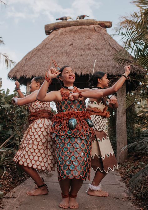 Tongan Culture Clothing, Tongan Dance Costume, Polynesian Clothing Traditional, Ancient Polynesian Clothing, Tongan Culture Aesthetic, Tongan Tauolunga Costume, Kiekie Tonga, Tonga Aesthetic, Polynesian Gods