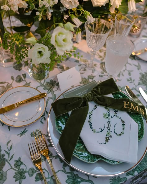 Ahhh we loved embroidering these velvet bows and napkins for @lindsey.boyce.design last year! White linen napkins were embroidered with our very own botanical monogram design, and each green velvet bow was embroidered with the wedding guest initials- perfection! 🤍 Photography@oliviaraejameswed Planner @lindsey.boyce.design #placesettings #weddingtablesetting #weddingplacesettings #tablescapes #weddingtablescapedecor #setthetable #weddingnapkinstyling #weddingsofinstagram #tablescape #wedd... Bow Tablescape, Green Velvet Wedding, Napkin Holder Wedding, Green Tablescape, Botanical Monogram, Christmas Wedding Inspiration, Monogrammed Wedding Napkins, White And Green Wedding, White Linen Napkins