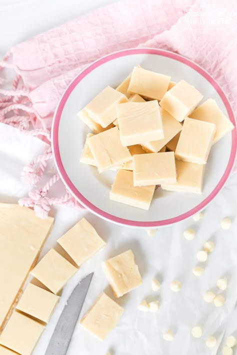 Easy Vanilla Fudge Recipe, Easy Vanilla Fudge, Vanilla Fudge Recipe, Vanilla Fudge Recipes, Chocolate Fudge Recipes, Chocolate Fudge Topping, Holiday Candies, Holiday Baking Ideas, Homemade Fudge Recipes