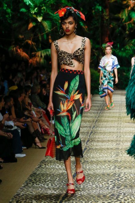 Dolce And Gabbana Fashion Show, Tropical Safari, Dolce And Gabbana Runway, Fashion Show Themes, Fashion Evolution, Dolce And Gabbana Fashion, Tropical Fashion, Theme Dress, Catwalk Fashion