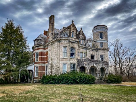 Harrodsburg Kentucky, Abandoned Mansion For Sale, Old Victorian House, Old Victorian Homes, Abandoned Mansion, Castles Interior, Old Mansions, Abandoned Castles, Old Houses For Sale