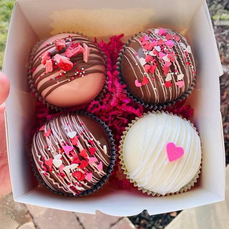 Coco Boom, Small Business Bakery, Vday Treats, Cupcake Decorating Tips, Romantic Meals, Chocolate Covered Treats, Valentines Cupcakes, Valentine Chocolate, Cake Decorating Designs