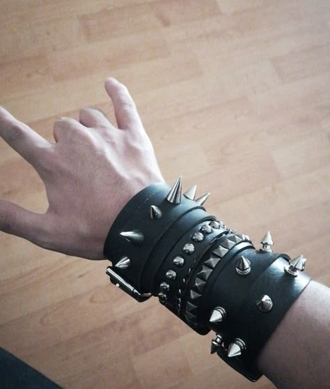 Metal Punk Aesthetic, Metalhead Bracelets, Metalhead Accessories, Metalhead Jewelry, Emo Bracelets, Punk Bracelets, Metal Fits, Punk Style Outfits, Punk Accessories