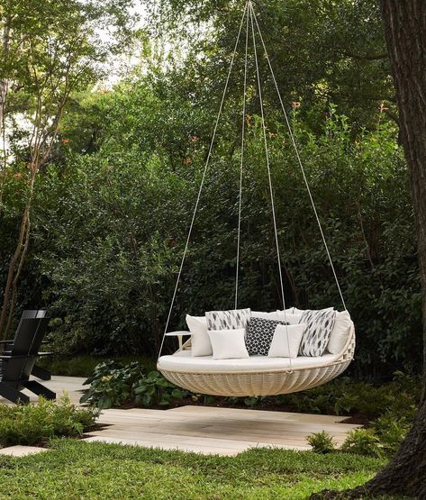 Melissa Gerstle Design on Instagram: “All the right ingredients for a perfect Sunday. #melissagerstledesign #sundaystyle #effortlessoutdoorliving #landscapedesign 📸:…” Swing Set Plans, Outdoor Swings, Tree Swings, Flower Magazine, Backyard Trees, Backyard Swings, Swing Chair Outdoor, Garden Wallpaper, Tree Swing