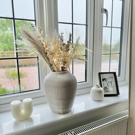 Lounge Window Sill Ideas, How To Style Window Sills, Bedroom Window Sill Decor Ideas, Window Sill Ideas Decoration Living Room, Living Room Window Sill Decor, Large Window Sill Decor, Small Window Sill Decor, Windowsill Styling, Windowsill Decor Ideas