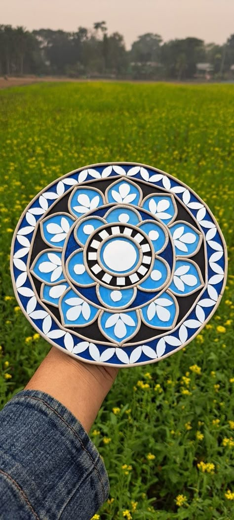 Lippan art Made by clay Simple Lipan Art, Lippan Art Without Clay, Lippan Art Flower Design, Lippan Art Design Drawing, Lippan Art Simple Designs, Lipon Art For Beginners, Simple Lippan Art Design, Clay Mirror Mandala Art, Lippan Art Small Circle