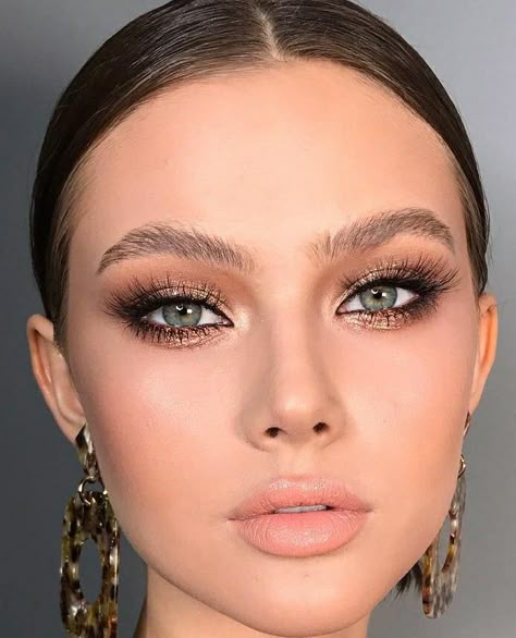 Bride Maid Makeup Ideas, Black Evening Dress Makeup, Eye Makeup For Black And Gold Dress, Eye Makeup Looks For Black Dress, Makeup For Black Dress Formal Green Eyes, Makeup Ideas For Black Dress Night, Elegant Evening Makeup, Prom Makeup For Emerald Dress, Makeup For Black And Gold Dress