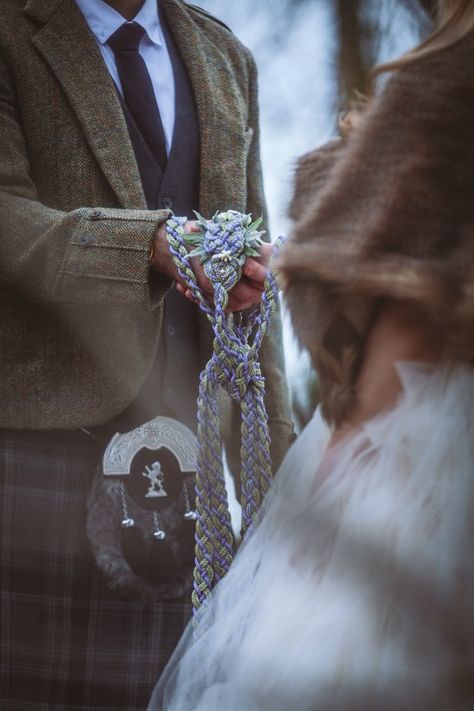 Medieval Wedding Ceremony, Scottish Wedding Handfasting, Hand Fasting Wedding, Handfasting Ceremony Photos, Celtic Knot Wedding Ceremony, Handfasting Pictures, Handfasting Cord Display, Scottish Handfasting Ceremony, Binding Ceremony Wedding