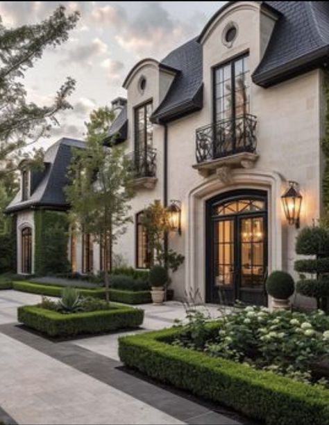 French Modern Exterior, French Chateau House, French Chateau Exterior, Modern French Country Exterior, French Country House Exterior, French Country Architecture, Modern French Chateau, French Provincial Home, French Chateau Style