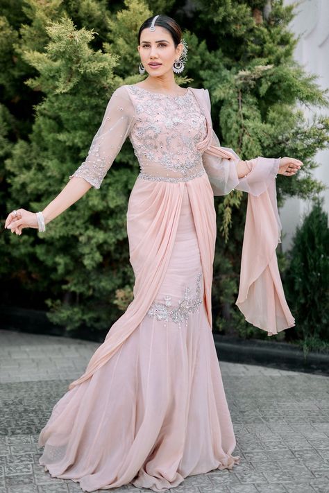 Buy Mandira Wirk Peach Organza Pre-draped Fish Cut Saree Gown Online | Aza Fashions Fish Cut Saree, Dresses For Engagement, Draped Saree Gown, Fish Cut Gown, Draped Sarees, Cocktail Saree, Gaun Dress, Fish Cut, Saree Gowns