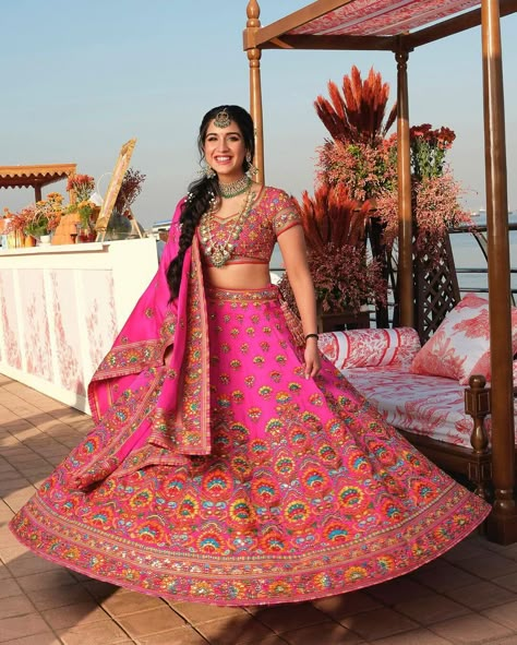 Radhika Merchant Mehendi, Radhika Merchant Outfits, Radhika Merchant Lehenga, Radhika Ambani, Mehendi Brides, Sanaya Kapoor, Classy Family, Anant Ambani And Radhika Merchant, Ambani Family