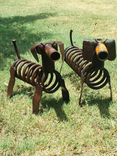 Metal art dogs  Scrap metal art  Junk yard dogs Weeny dog couple Drátěná Socha, Tre Kunst, Metal Sculpture Artists, Welded Art, Welding Ideas, Welding Art Projects, Horseshoe Art, Metal Tree Wall Art, Metal Yard Art