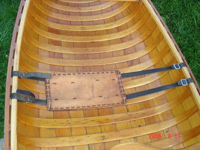 Canoe kneeling thwart. Leaf On Water, Canoe Paddle Art, Canoe Ideas, Canoe Seats, Wood Boat Building, Cedar Strip Canoe, Canoe Paddles, Canoe Building, Wooden Canoe