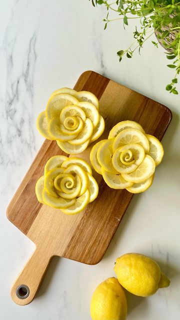 Charcuterie Cucumber, How To Make Flowers Out Of Food, Food Flowers Ideas, Cucumber Roses How To Make, Food Roses Ideas, Salad Plating Ideas, Food Roses, Cucumber Flowers, Cheese Flowers