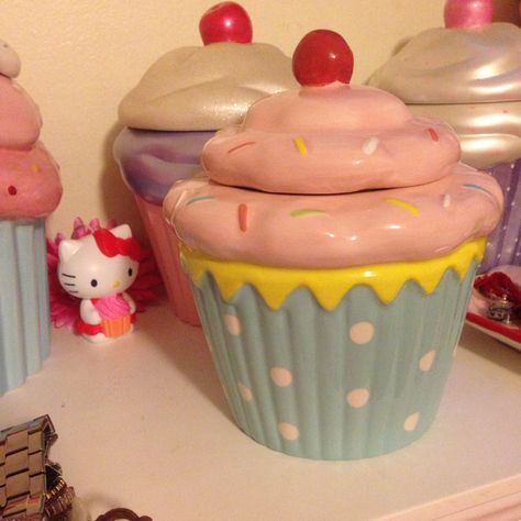 Cupcake I got off the Zulily website super cute love it! Cupcake Ceramic, Cupcake Kitchen Decor, Commercial Bakery, Cat Nail Designs, Cap Cake, Coil Pots, Air Dry Clay Projects, Tanah Liat, Clay Diy Projects