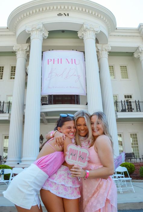 university of alabama rush sororities phi mu bid day college greek life SEC school Alabama Rush, Alabama College, Sorority Rush Outfits, Sorority Poses, Rush Week, College Sorority, Sorority Rush, Bid Day Themes, The University Of Alabama