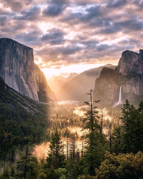 Adventure Enthusiasts on Instagram: “Perfect Yosemite views! 📷: @gregkentphotography  #adventurenthusiasts” Sunset Landscape Photography, Landscape Photography Tips, Have Inspiration, Landscape Photography Nature, Explore Nature, Yosemite National, Yosemite National Park, Amazing Nature, Nature Pictures