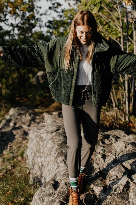 Fall Hike Outfit, Hiking Pants Outfit, Outdoor Style Women, Camping Outfits For Women Summer, Alaska Outfits, Camping Outfits For Women, Fall Hiking Outfits For Women, Cute Hiking Outfit, Hiking Outfits