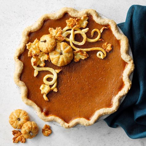 Colorful Pie Crust, Traditional Pumpkin Pie Recipe, Pie Crust Art, Pumpkin Pie Crust, Chicken Smoothie, Pie Ideas, Pie Designs, Traditional Thanksgiving Recipes, Pie Crust Designs