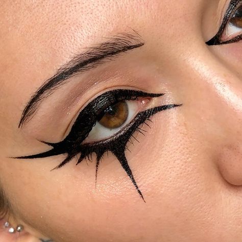 Hooded Eyeliner, Eyeliner Hooded Eyes, Dark Angel Makeup, Eyeliner Hooded, Gothic Eye Makeup, Best Mac N Cheese, My Villain Era, Eyeliner Inspo, Grunge Makeup Tutorial