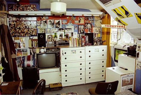 So Many Posters! 40 Pictures of 1980s Teenage Bedrooms That'll Take You Back! ~ vintage everyday 80s Teen Bedroom, 1980s Bedroom, Fotografia Grunge, 90s Room, 80s Bedroom Aesthetic, 90s Bedroom, 80s Room, 80s Bedroom, Grunge Bedroom