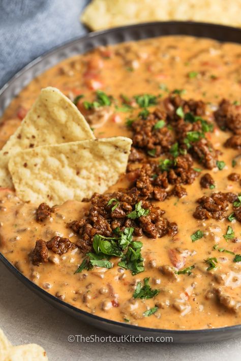 Nacho Dips, Nacho Bar Ideas, Nachos In Oven, Beef Queso Dip, Hot Taco Dip, Nachos Dip Recipe, Ground Beef Nachos, Meat Marinades, Nacho Recipes