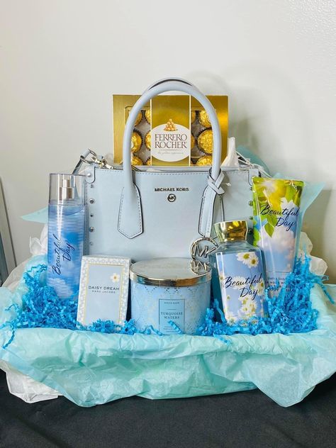 Gift Basket With Purse, Gift Basket Mom Birthday, Quinceanera Gift Basket Ideas, Womens Raffle Basket Ideas, Purse Gift Wrapping Ideas, Blue Gift Basket Ideas For Women, Purse Gift Basket Ideas, Gift Prizes Ideas, Birthday Basket For Mom