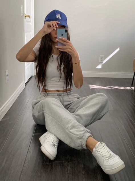 Sweats With Crop Top Outfit, Jogger Gris Outfit, Outfits Con Jogging, Outfits With Adidas Joggers, Jogger Gym Outfit, Gym Outfit Joggers, Grey Trackies Outfit, Crop Top And Joggers Outfits, Sweet Pants Outfits