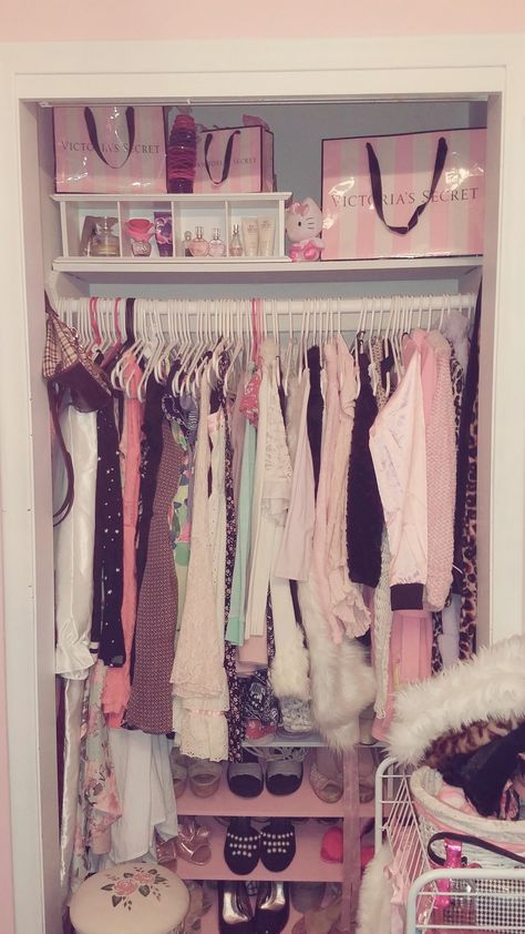 2014 Room Tumblr, 2000s Room Ideas, Cute Closet Ideas, Room Inspo For Small Rooms, 2014 Bedroom, 2014 Room, Cute Closet, Room Hacks, Store Hacks