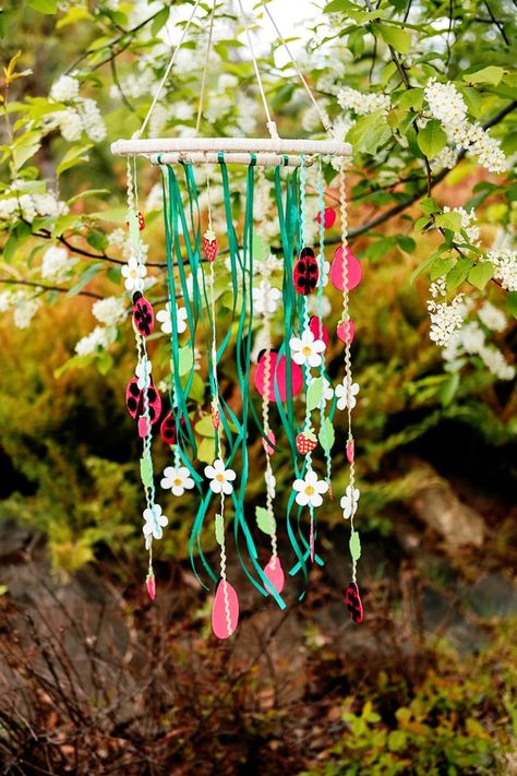 Create unique hanging decorations using these tutorials and tips to create beauty and life in your outdoor spaces. Perfect for gardens, porches, and more! #Garden #GardenDecor #OutdoorSpaces #OutdoorDecor #HangingDecorations Diy Outdoor Hanging Decor, Hanging Decoration Ideas, Garden Ornaments Diy, Vertical Garden Wall Planter, Diy Outdoor Christmas Decorations, Hanging Decorations Diy, Rain Chains, Outdoor Trees, Easy Backyard