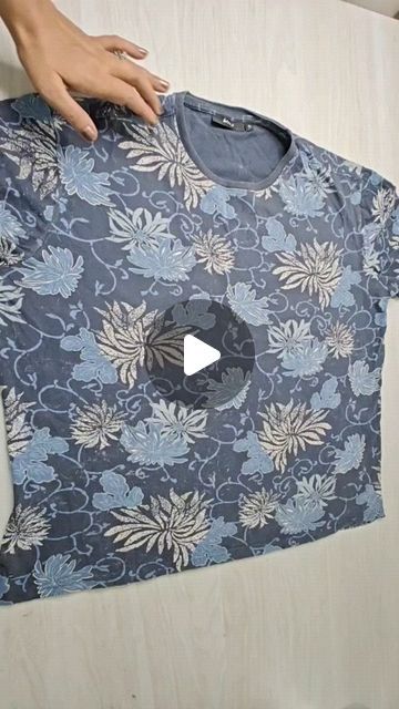 Gamle T Shirts, Reuse Old Clothes, T Shirt Hacks, Diy Sewing Gifts, Shirt Hacks, Sewing Tutorials Clothes, Diy Clothes Life Hacks, Shirt Refashion, Tshirt Crafts