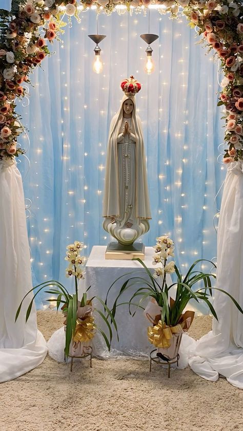 Mother Mary Decoration Ideas, Mother Mary Decoration, Altar Para La Virgen Ideas, Easter Altar Decorations, Floating Christmas Tree, Divine Infant Jesus, October Love, Church Altar Decorations, Catholic Wallpaper