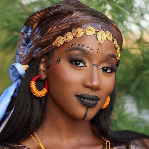 Magic Photoshoot, African Face Paint, Fulani People, African Makeup, Couture Ideas, Face Art Makeup, South Sudan, Central Africa, Female Knight