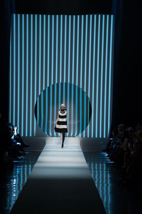 Le défilé Jean-Paul Gaultier haute couture printemps-ete 2018 à Paris. Fashion Show Runway Stage, Fashion Show Stage Design, Runway Stage, Fashion Show Stage, Fashion Show Design, Catwalk Design, Runway Design, Fashion Stage, Contemporary Lighting Design